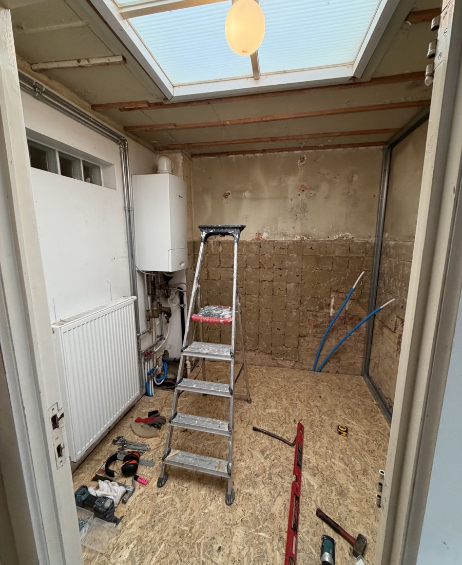 Voorzetwanden en leidingwerk tijdens een renovatie door JacoPaint